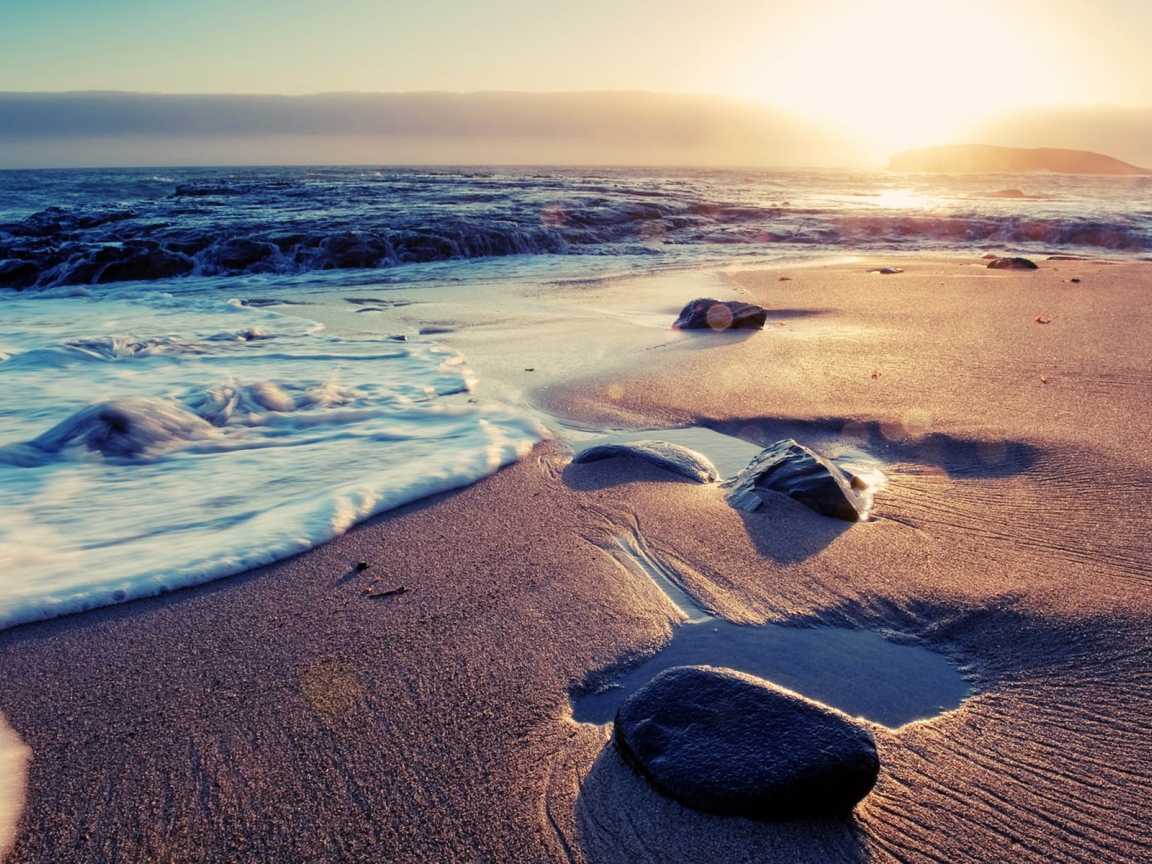 Ласковые волны на пляже