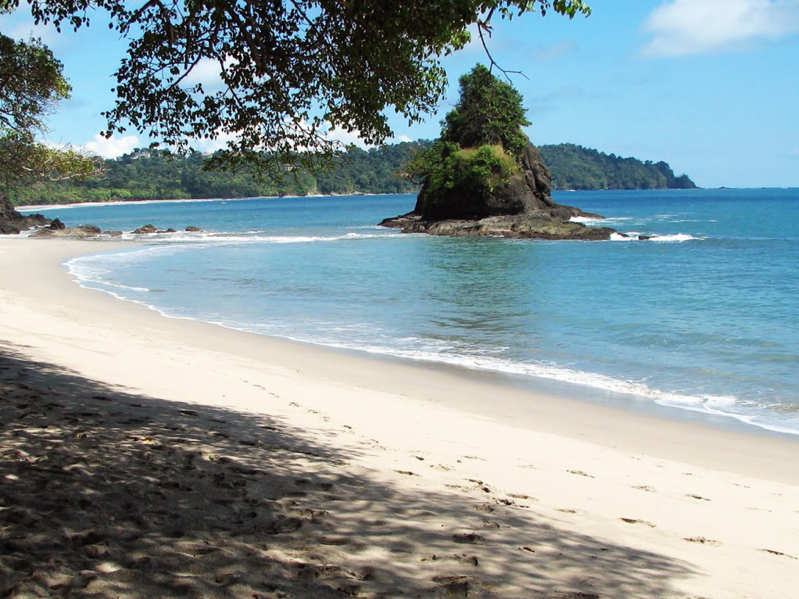 Островок у пляжа