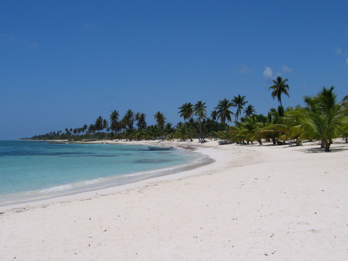 Красивый вид на белый пляж