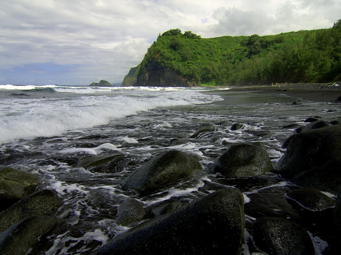 Каменистый пляж на Гаваях