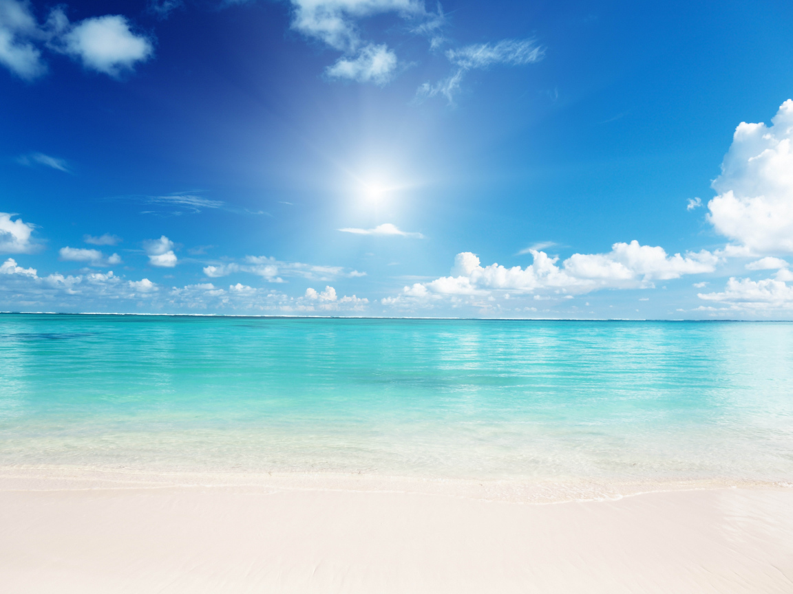 Белый песок на пляже