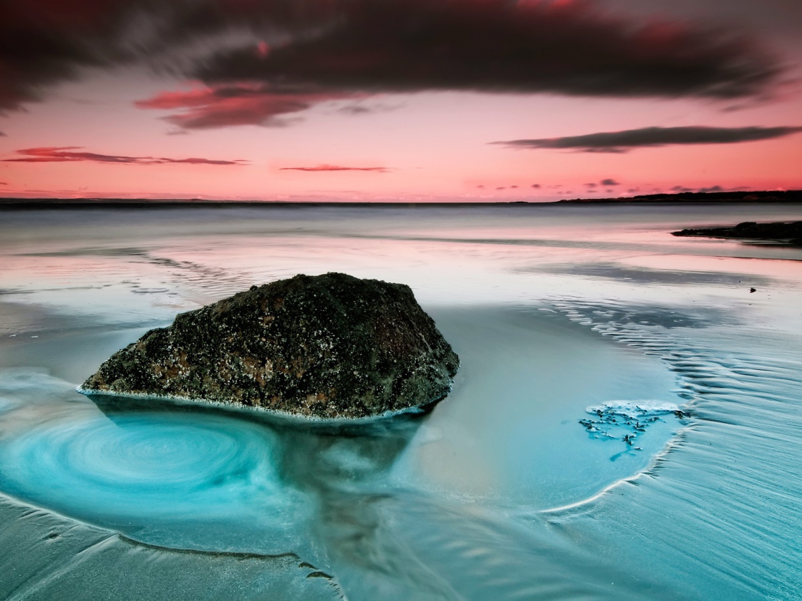 Камень на пляже