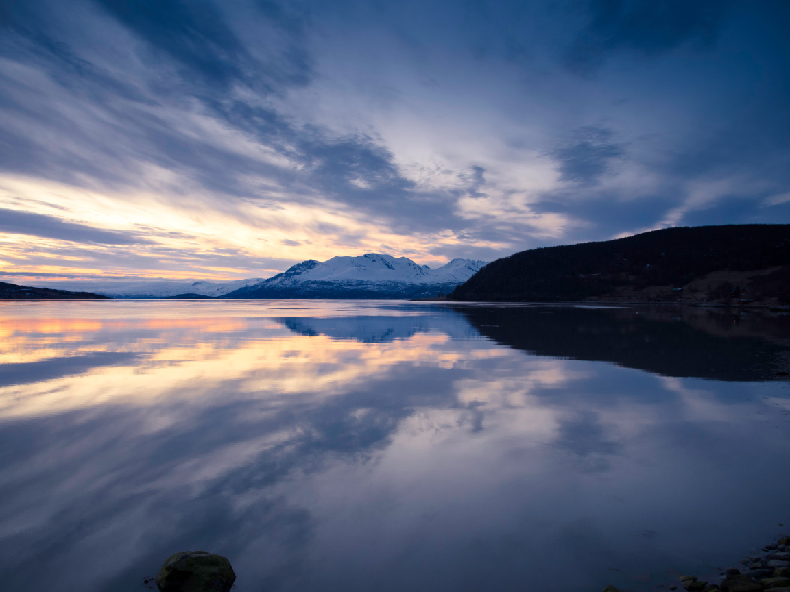 Облака отражаются в горном озере