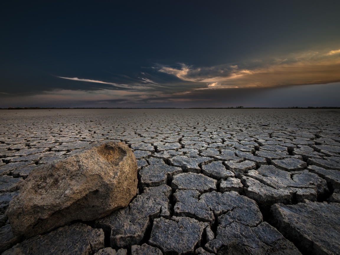 Потрескавшаяся земля в пустыне
