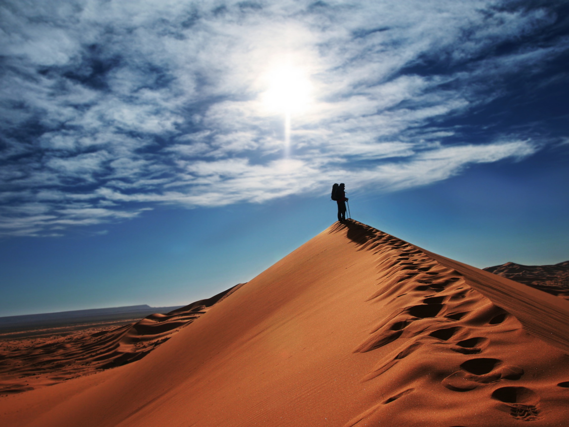 Одинокий путник в пустыне