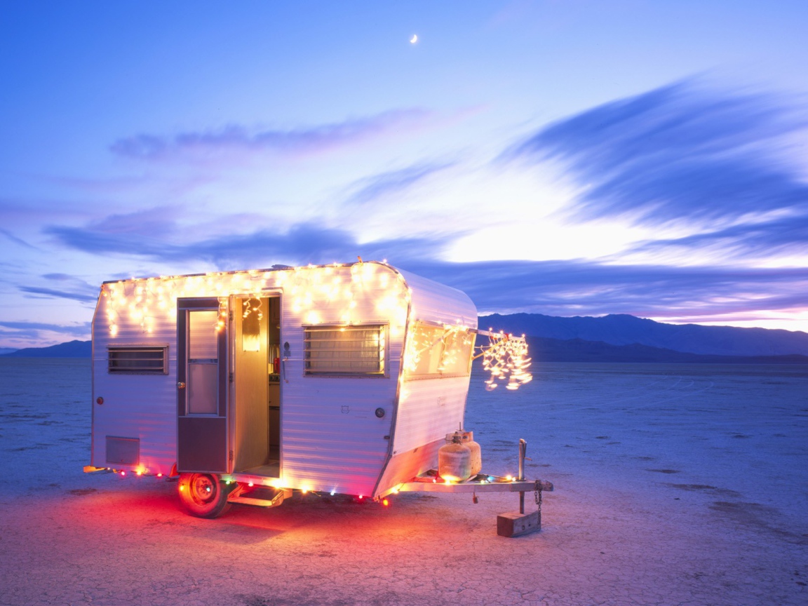 Дом на колесах в пустыне