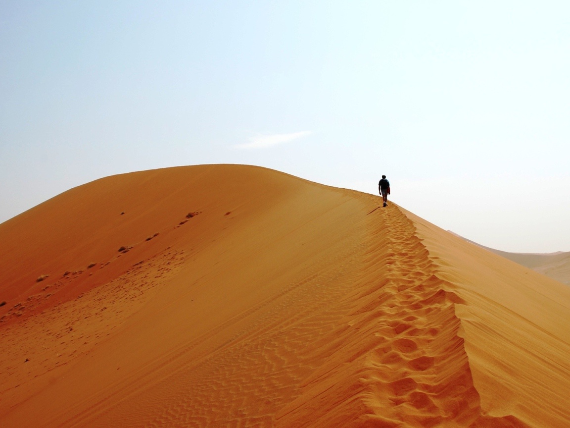 Человек идет по пустыне