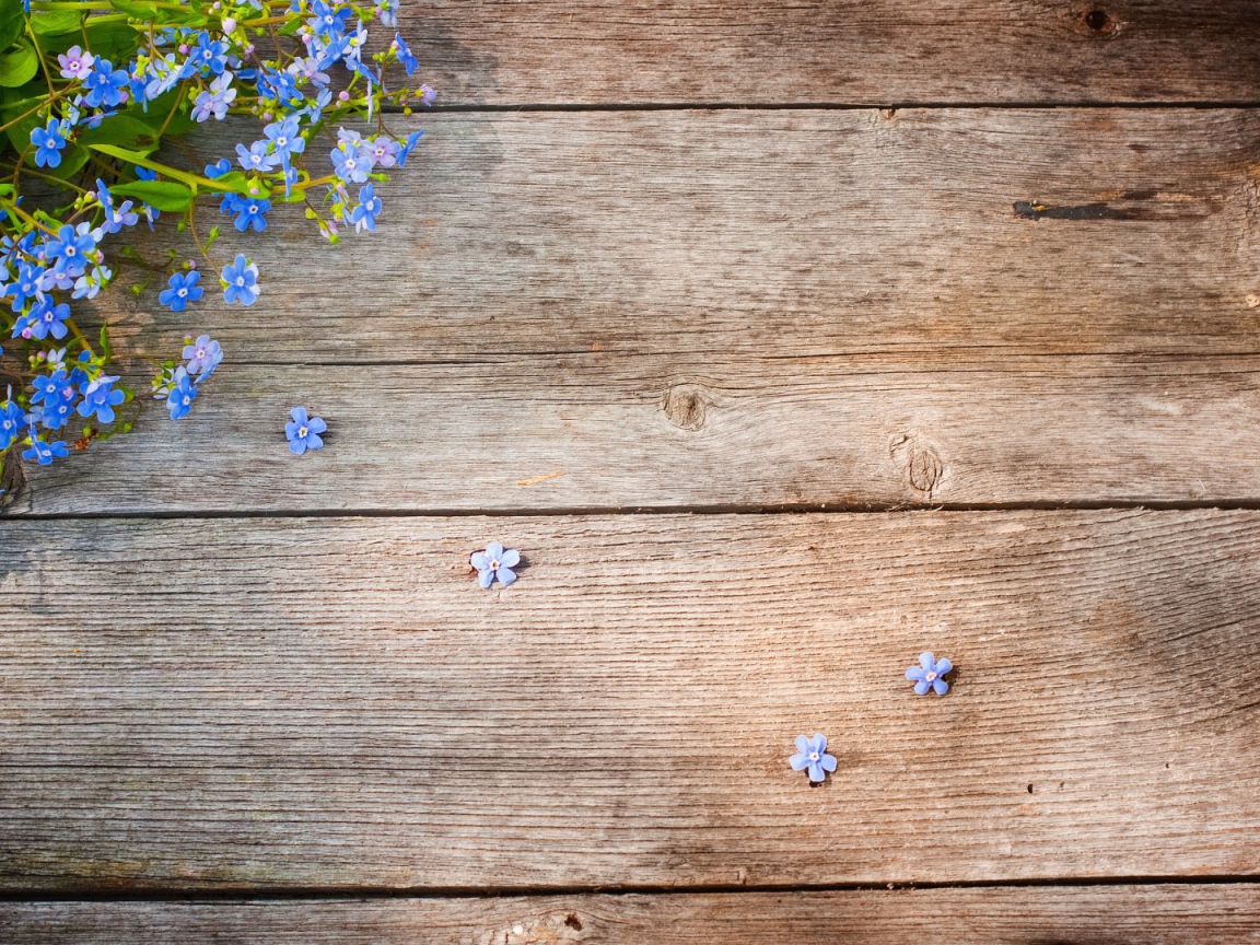 Букет на деревянном столе