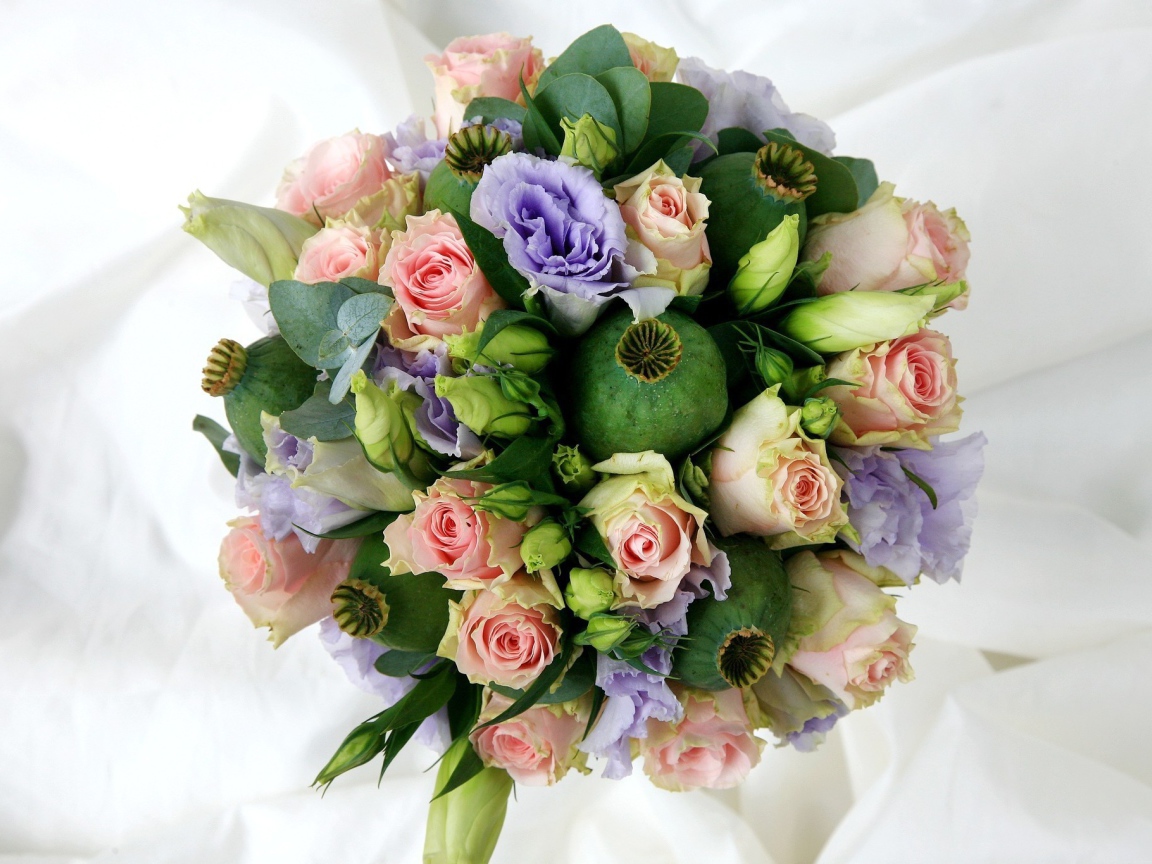 Композиция из роз и мака