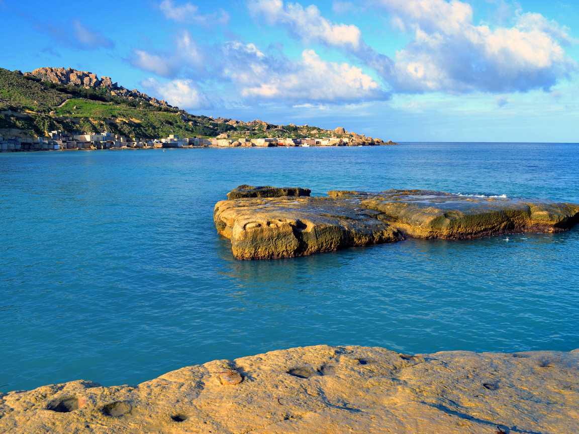 Маленький остров скала