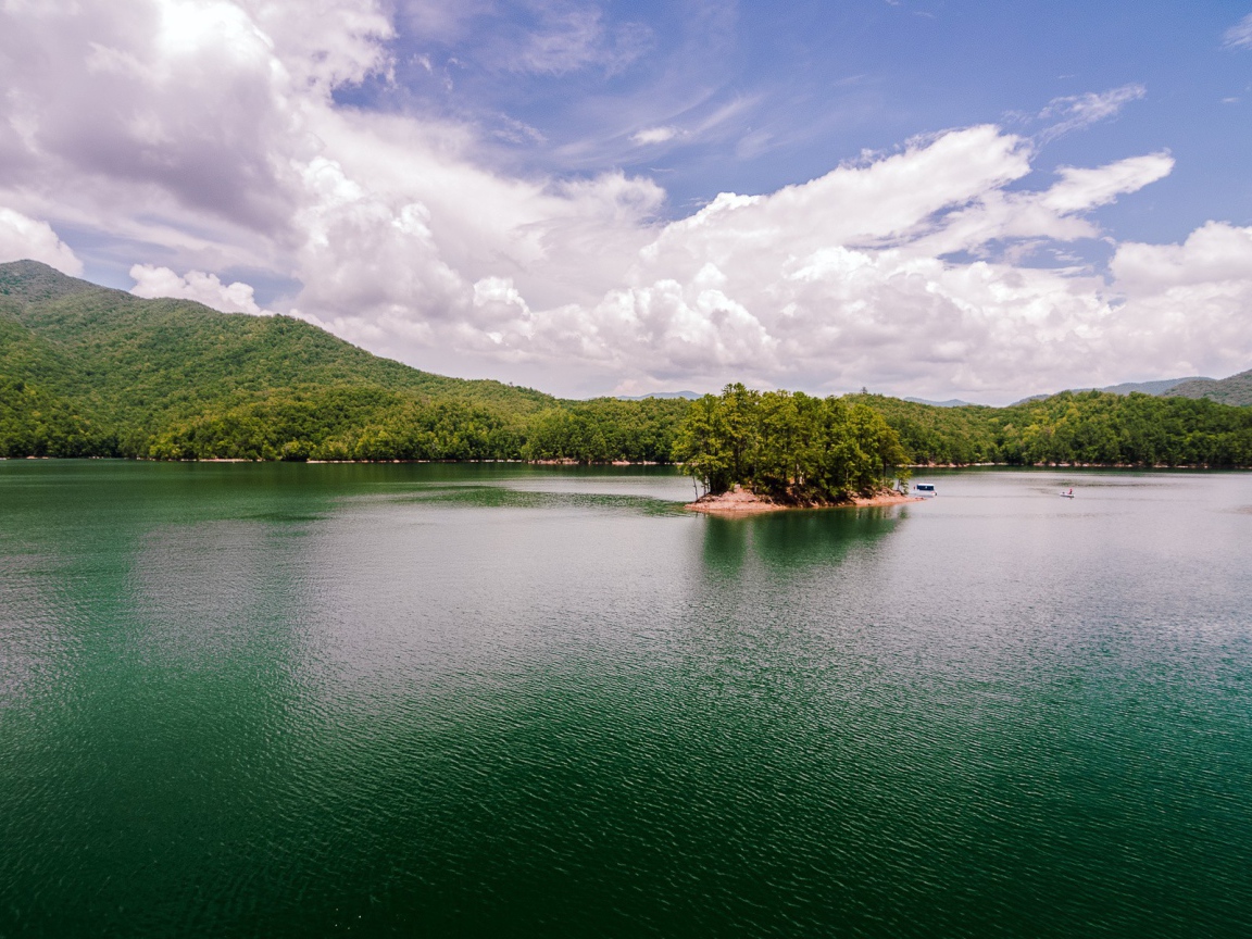 Остров на горном озере