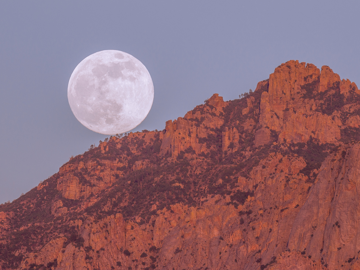 Горы и луна