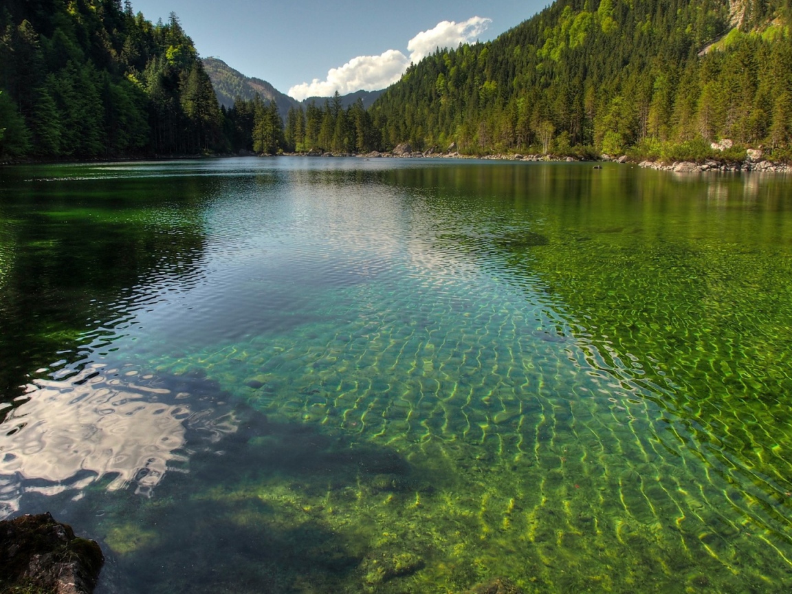 Тихое озеро среди гор