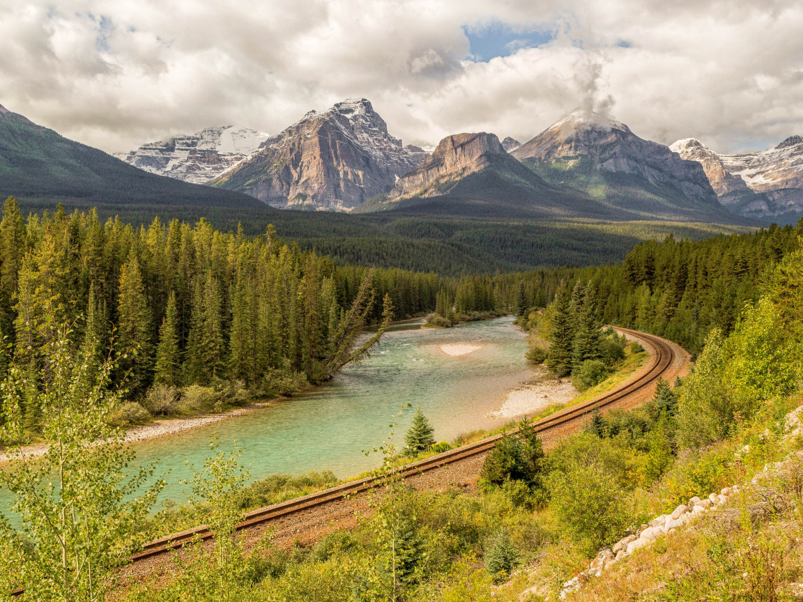 Железная дорога у гор