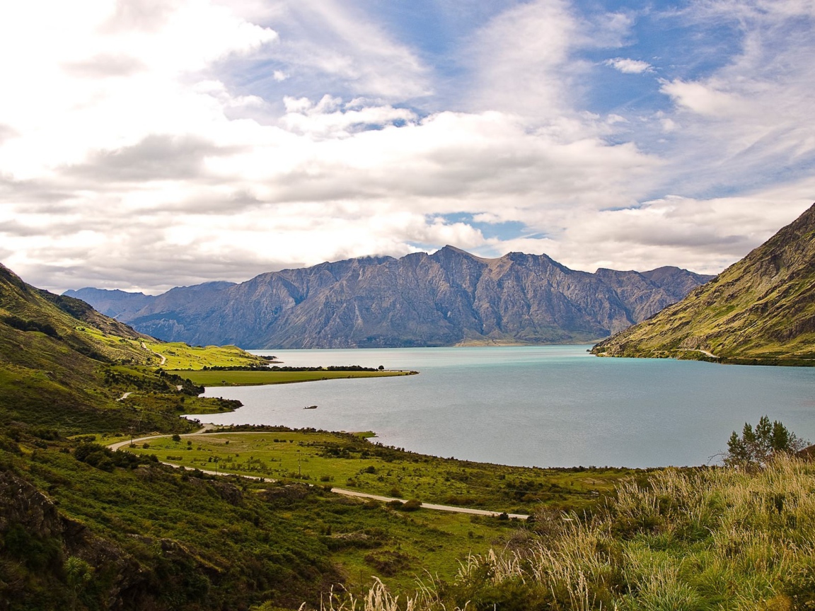 Дорога по берегу залива