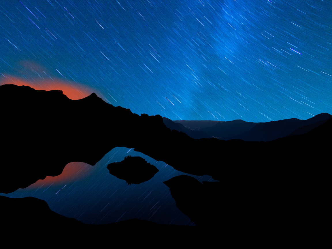 Ночное звёздное небо и горы