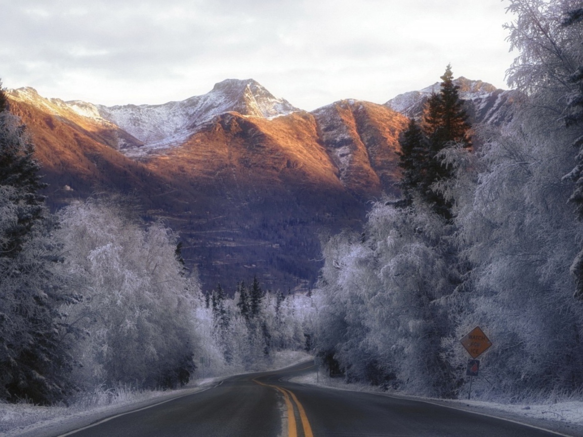 Солнце освещает горы