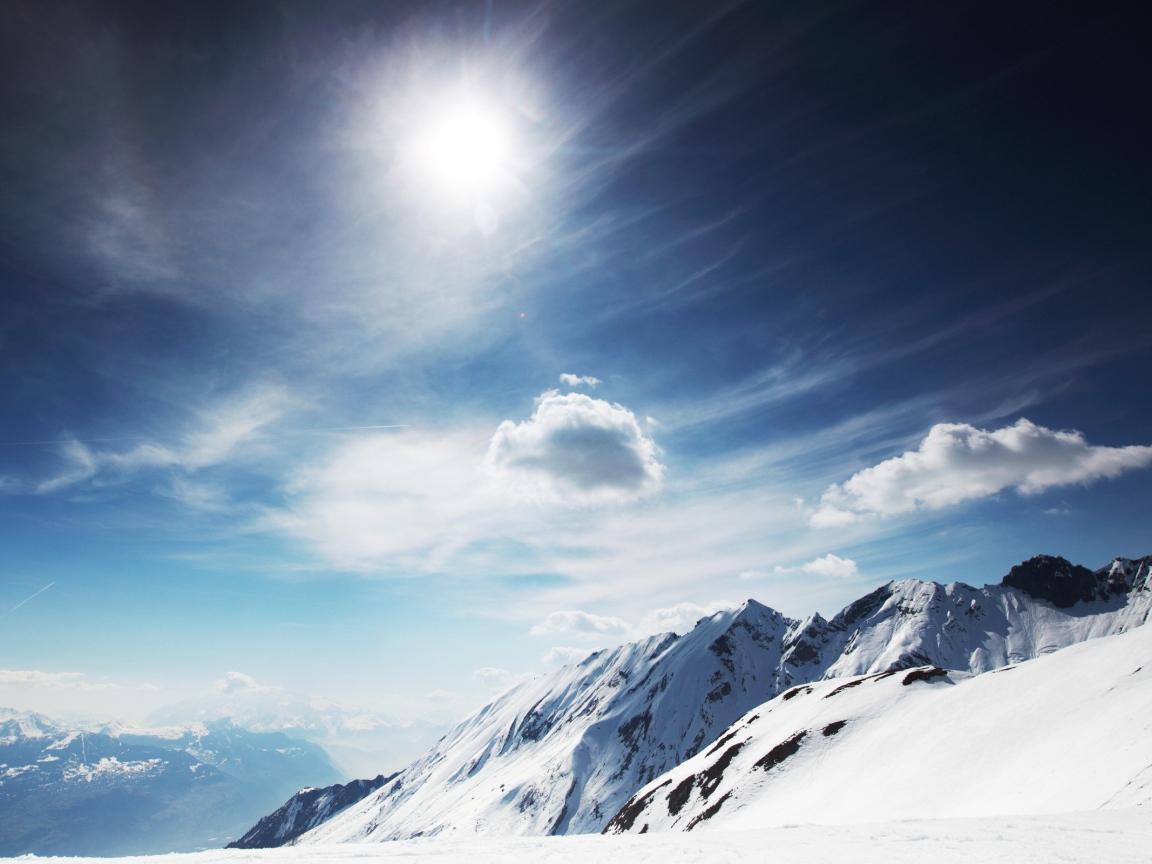 Солнечные заснеженные горы