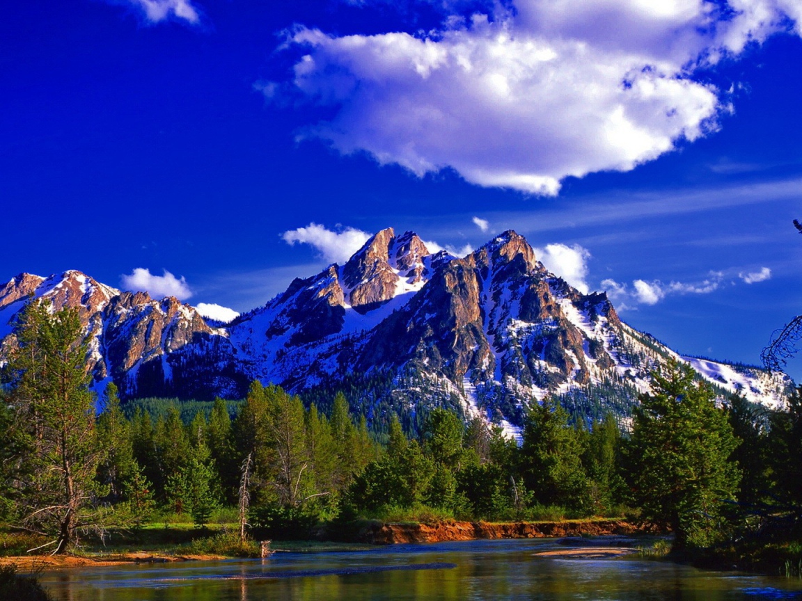 Синее небо над горным озером