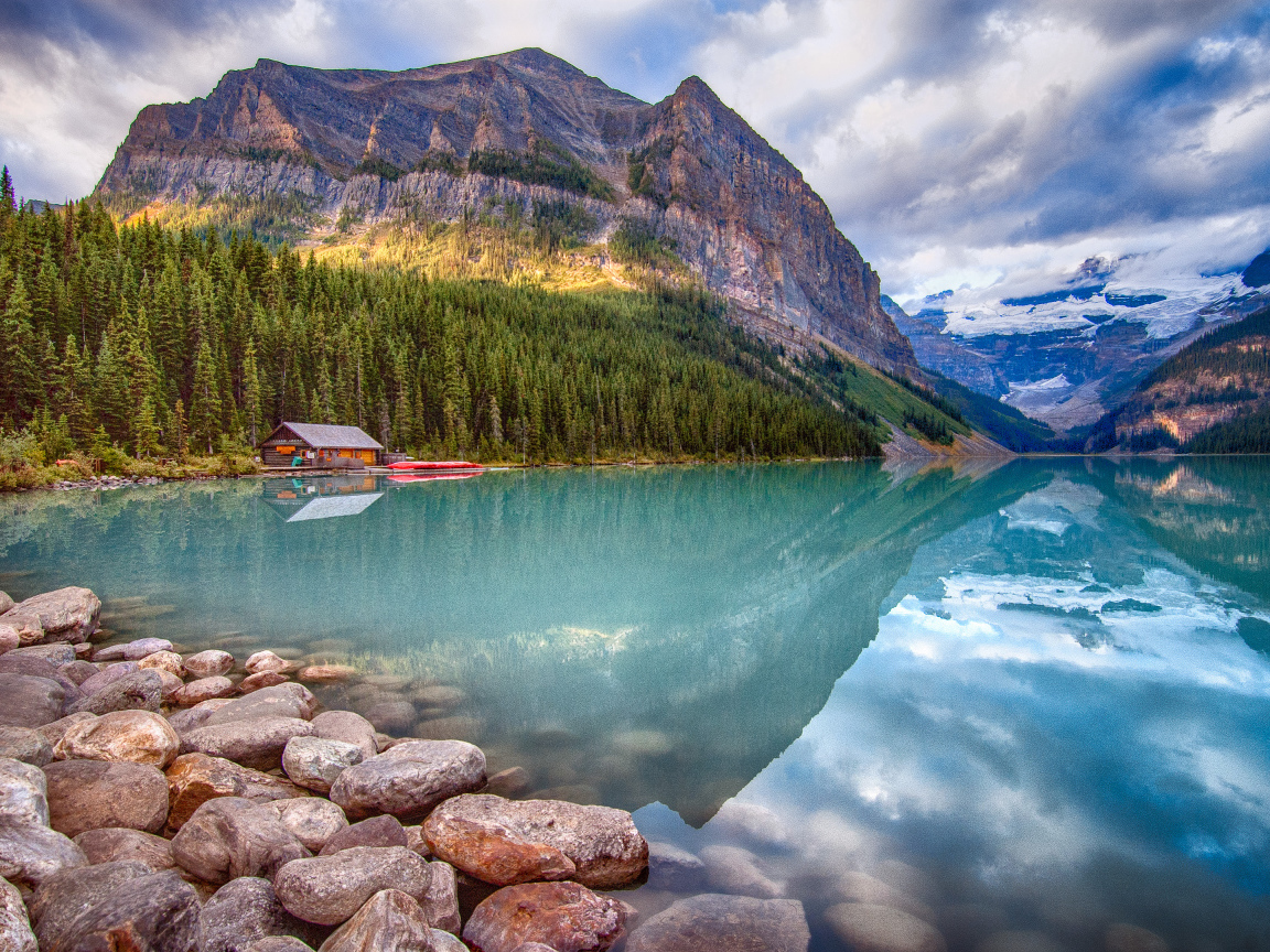 Дом на берегу горного озера