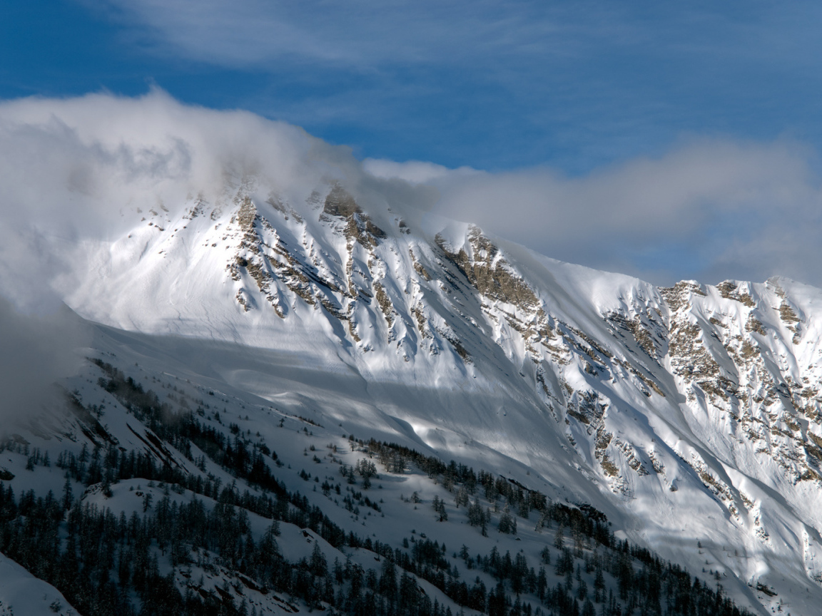 Снежные вершины в облаках