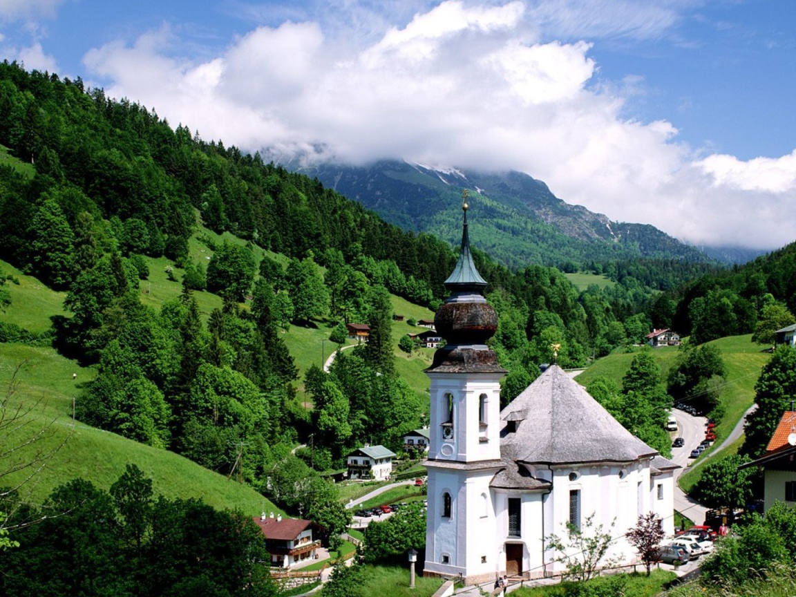 Белая часовня в горах