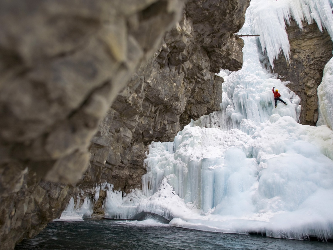 Человек поднимается на ледник