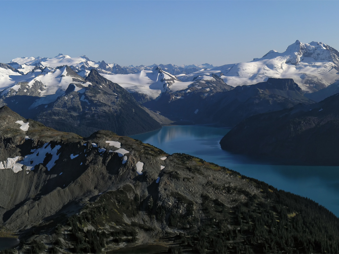 Горный пейзаж с озером