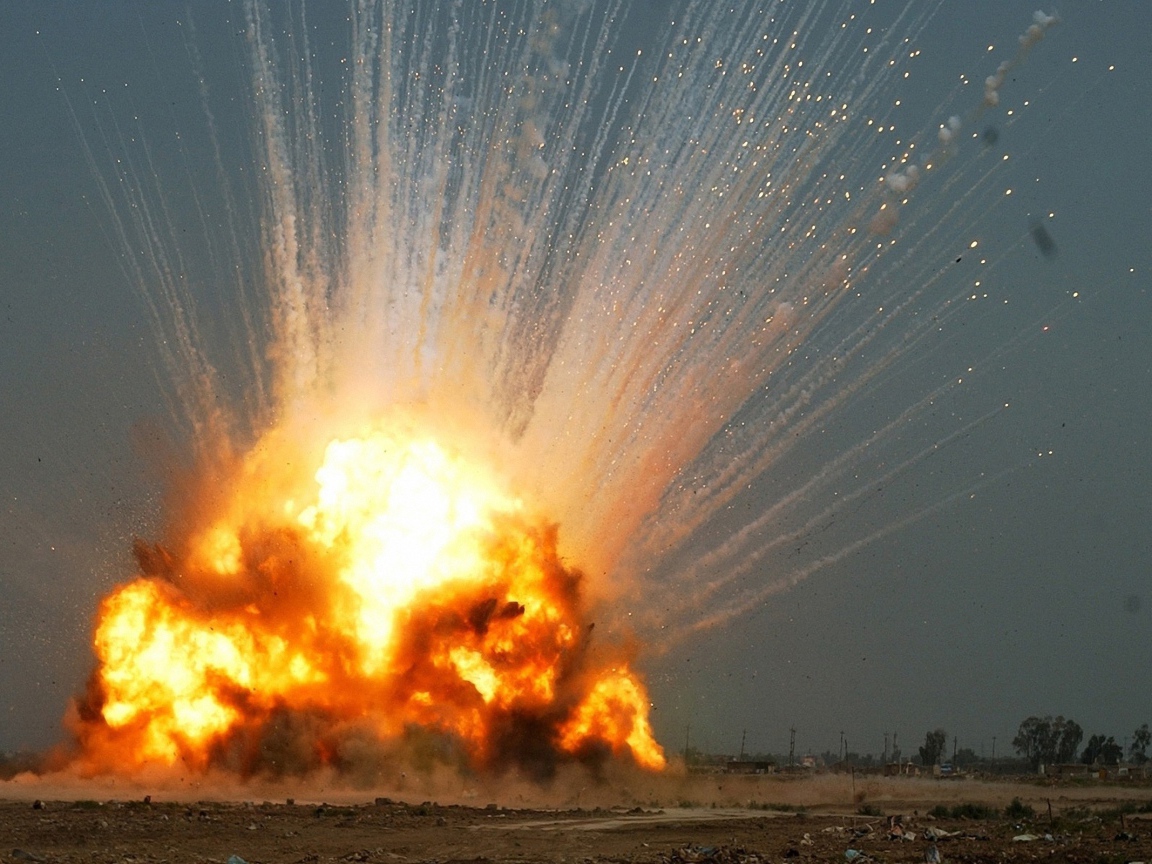 Оранжевое пламя взрыва