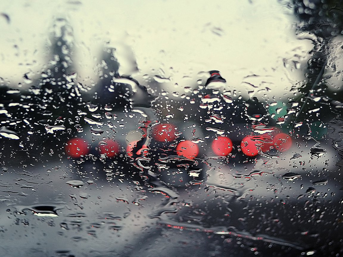 Вид через мокрое стекло