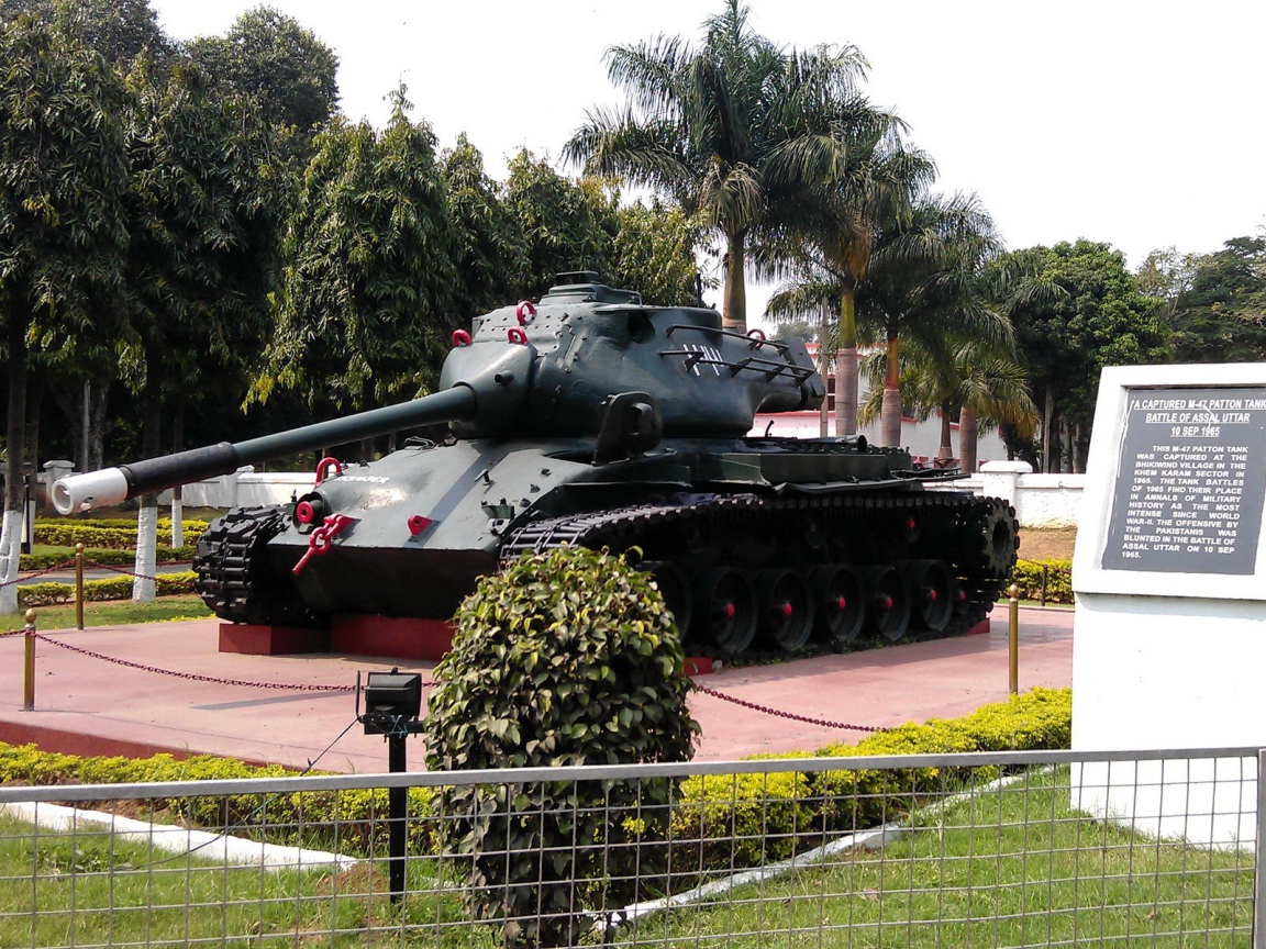 Танк памятник