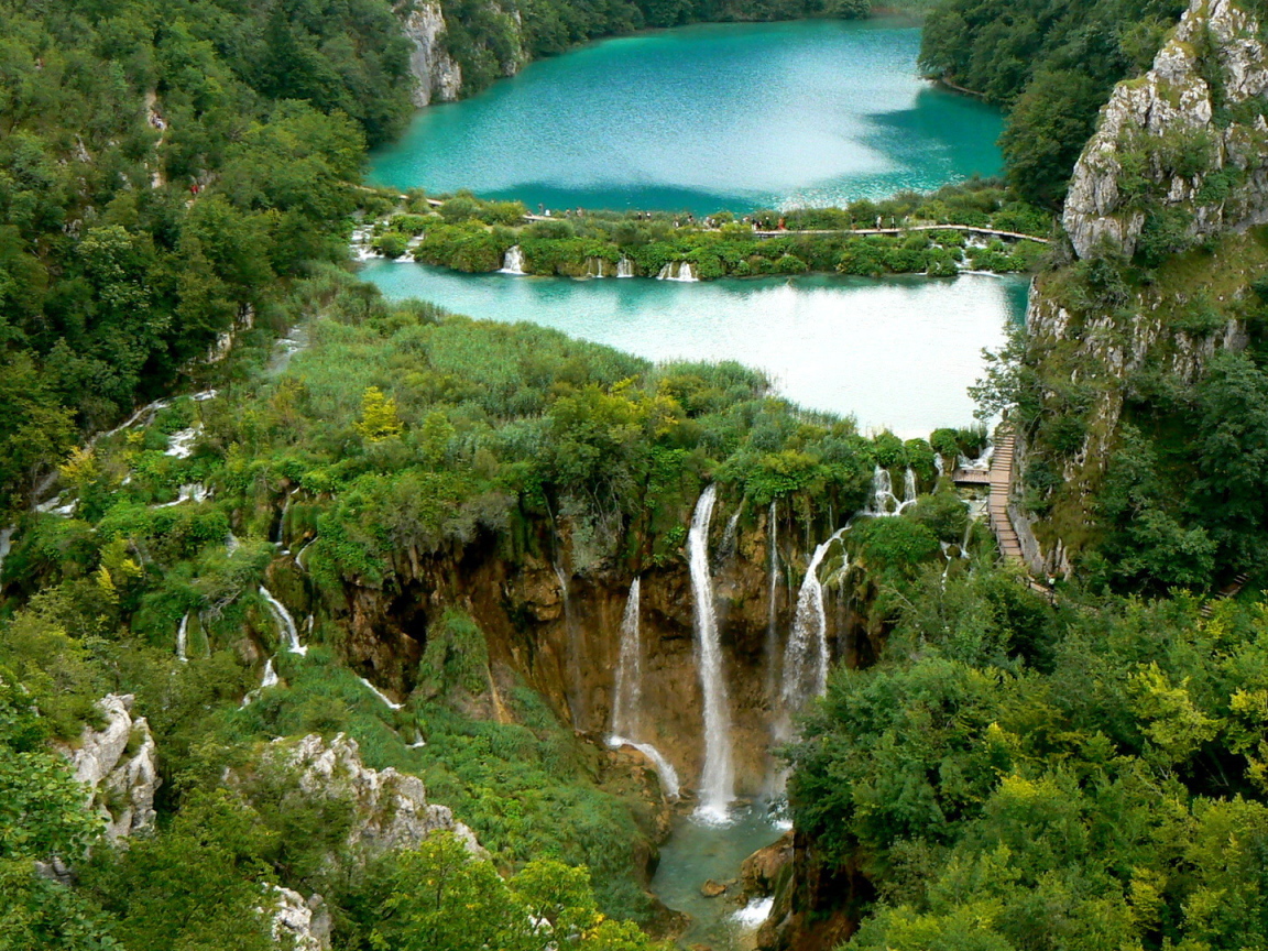 Голубое горное озеро