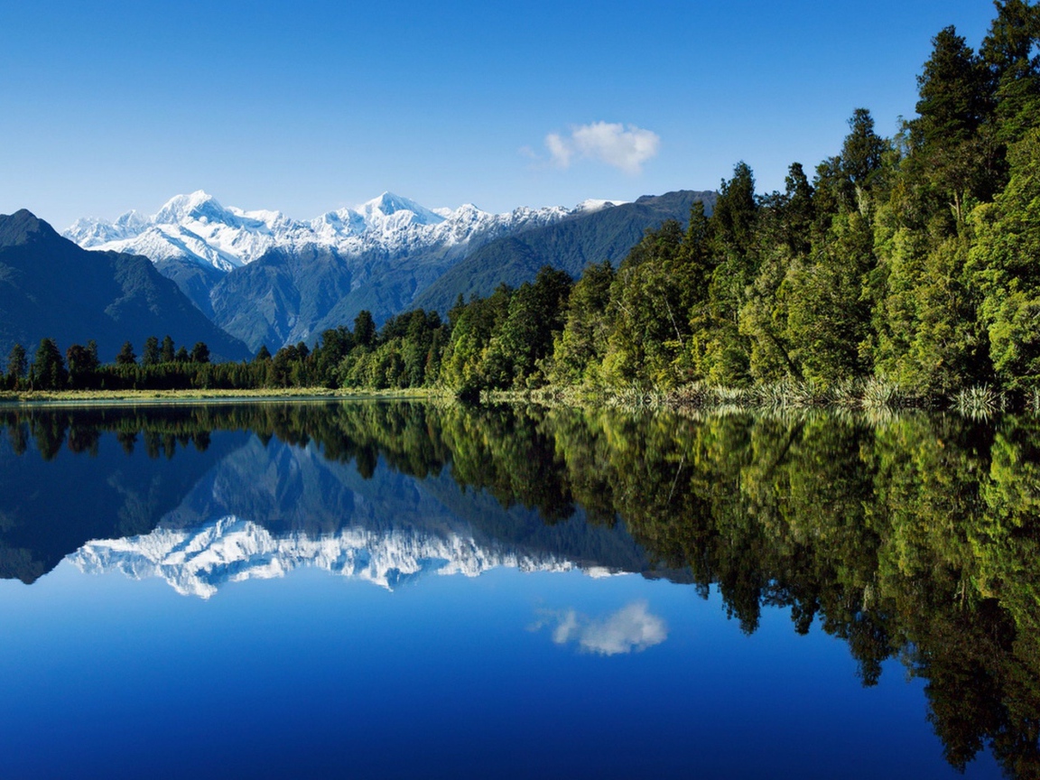 Озеро среди гор и лесов