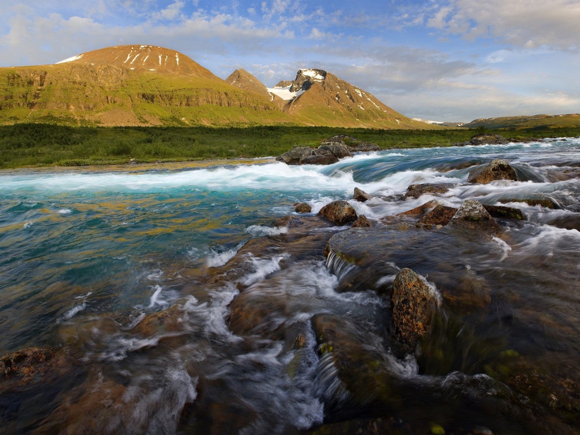 Пейзаж с бурной рекой