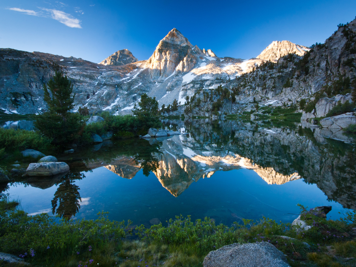 Горы отражаются в воде озера