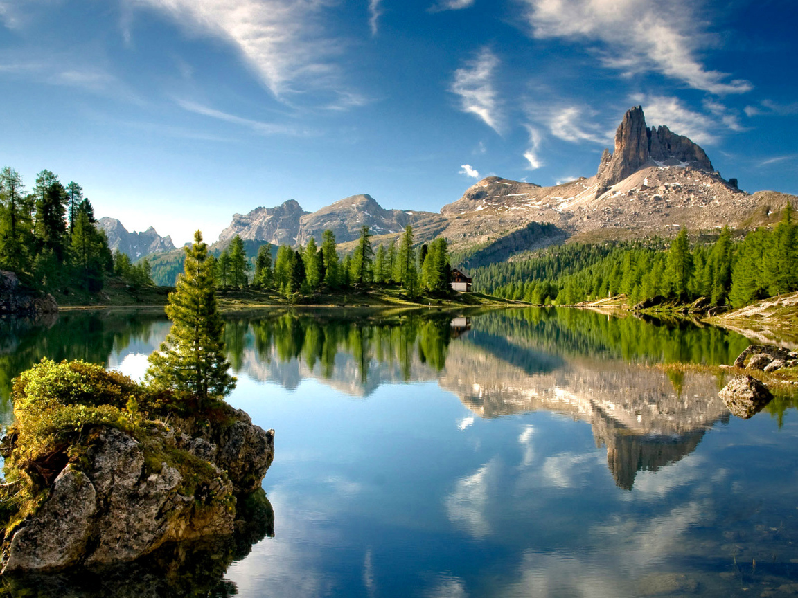 Чистое горное озеро