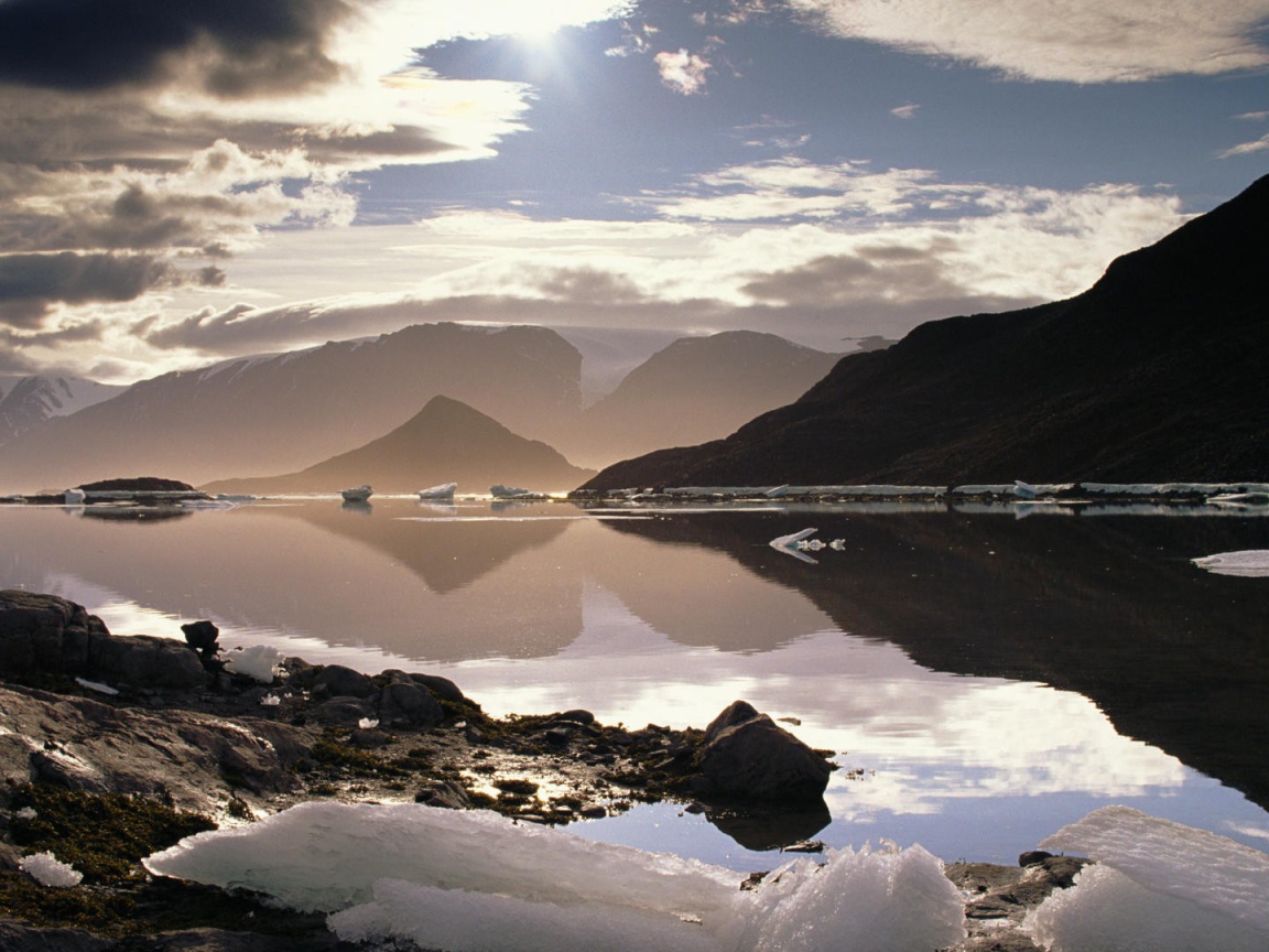 Лед на берегу горного озера