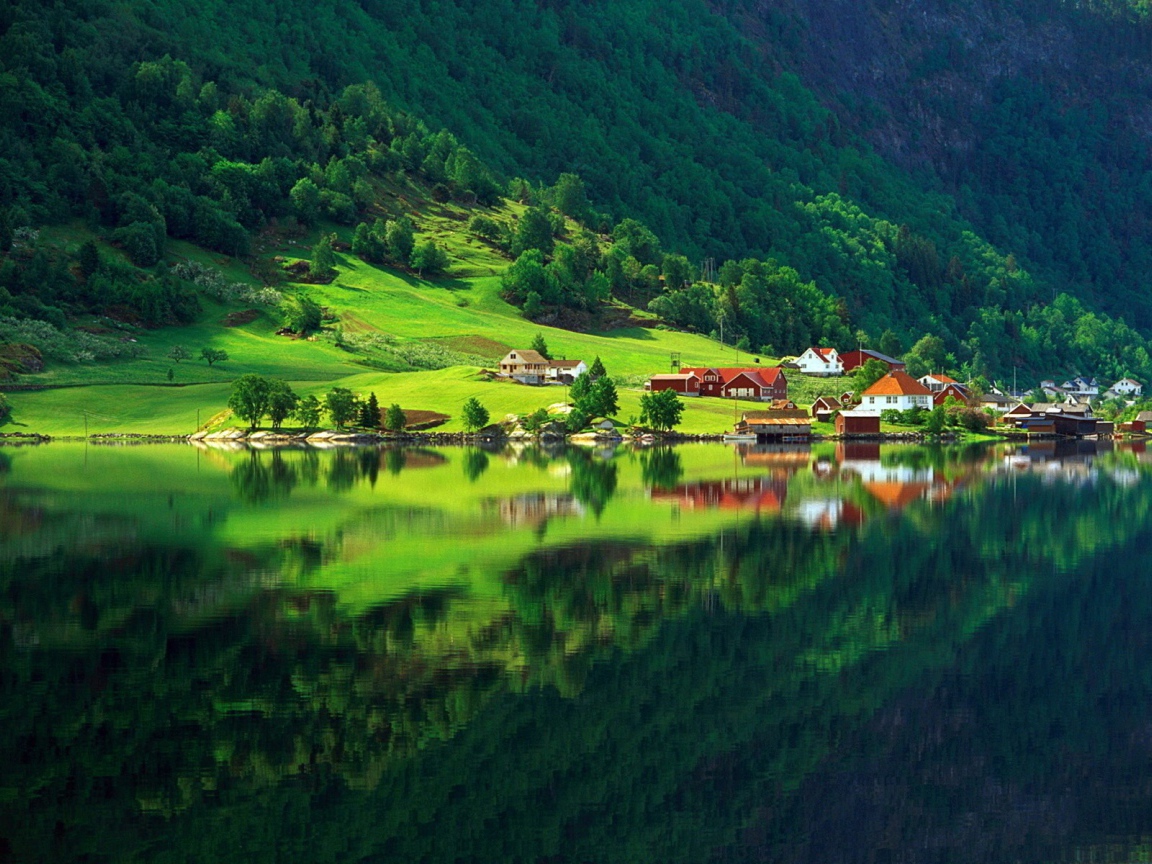 Селение на берегу озера