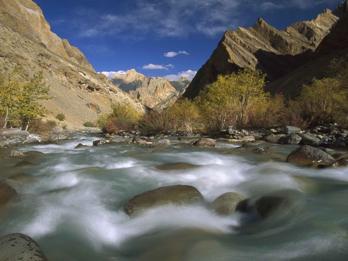 Быстрая горная река