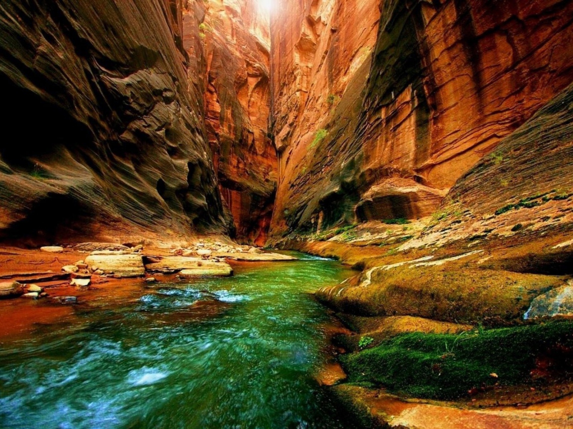 Зеленая река в ущелье