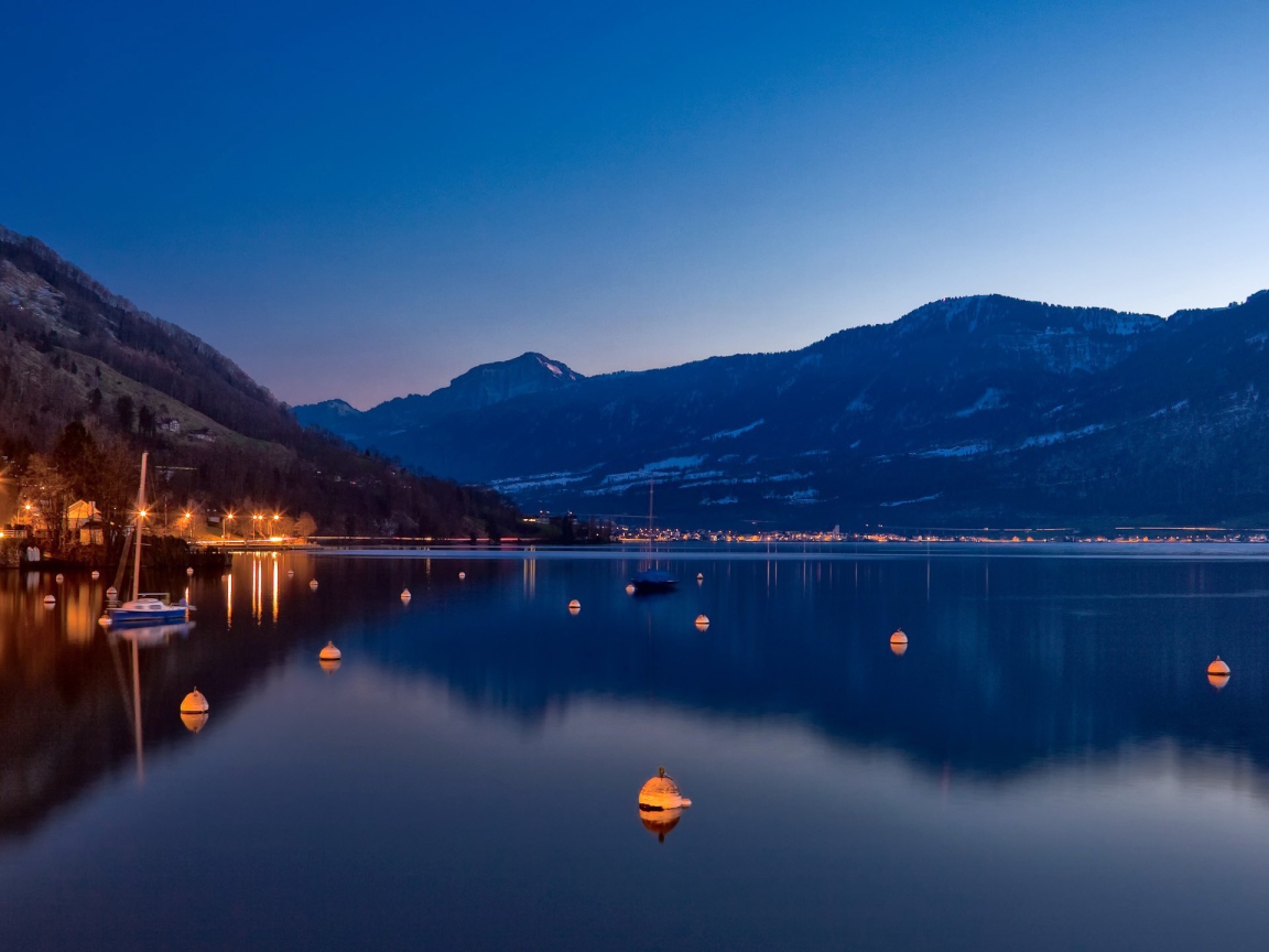 Тихая вода среди гор