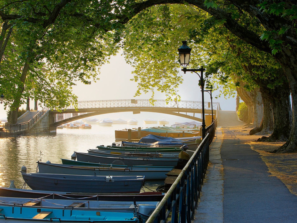 Парк на берегу реки