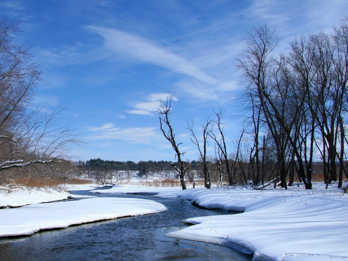 Снег на берегу реки