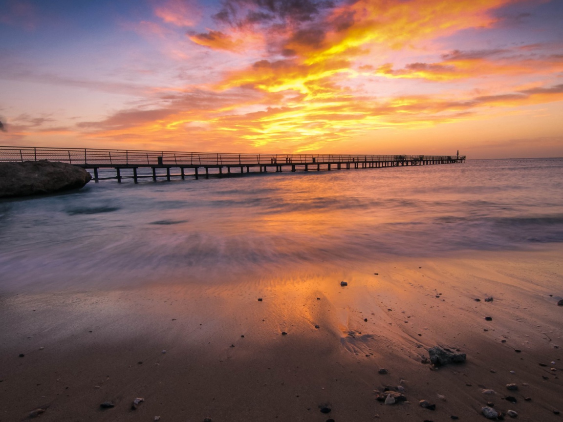 Морской причал на фоне заката