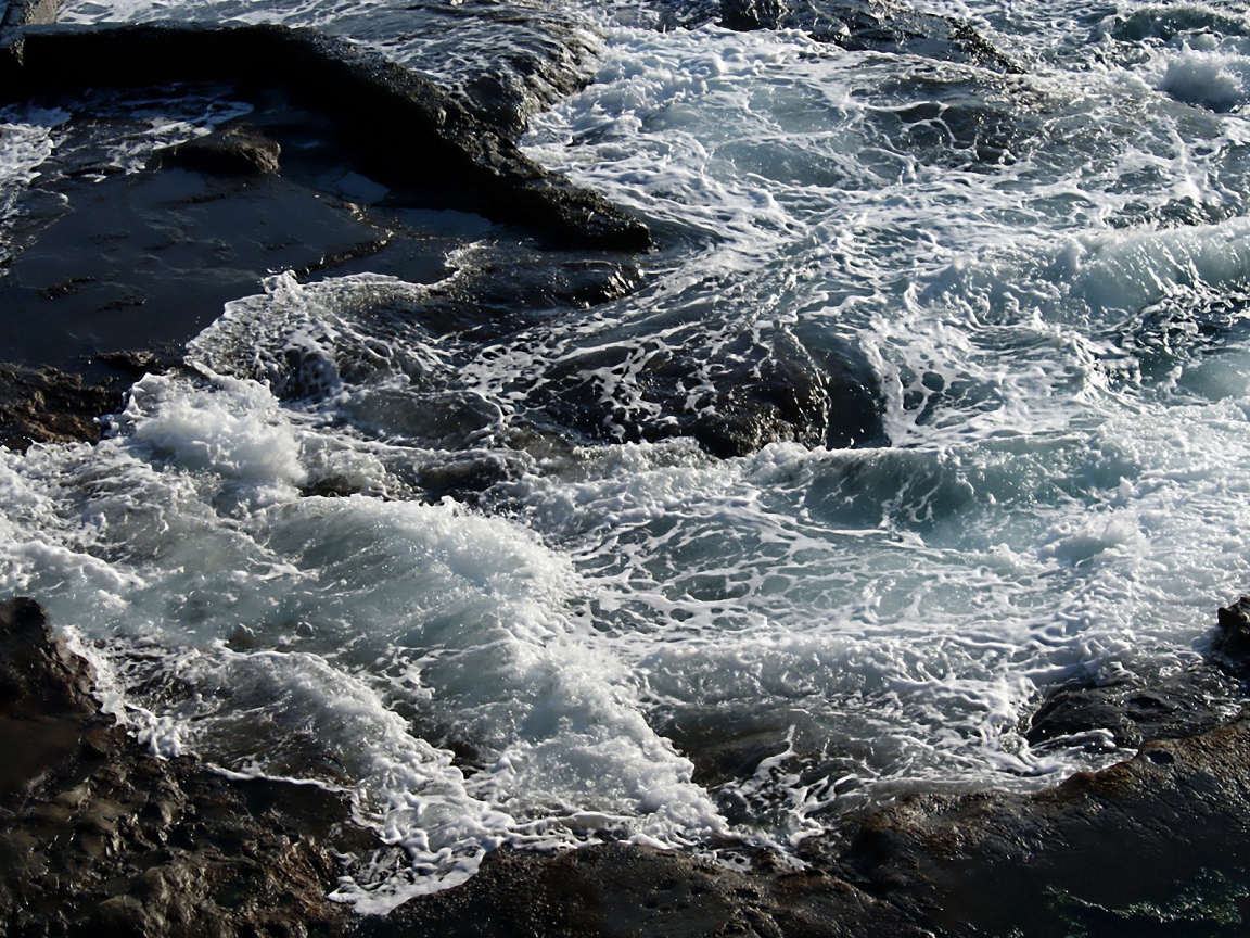 Бушующее  море у берега