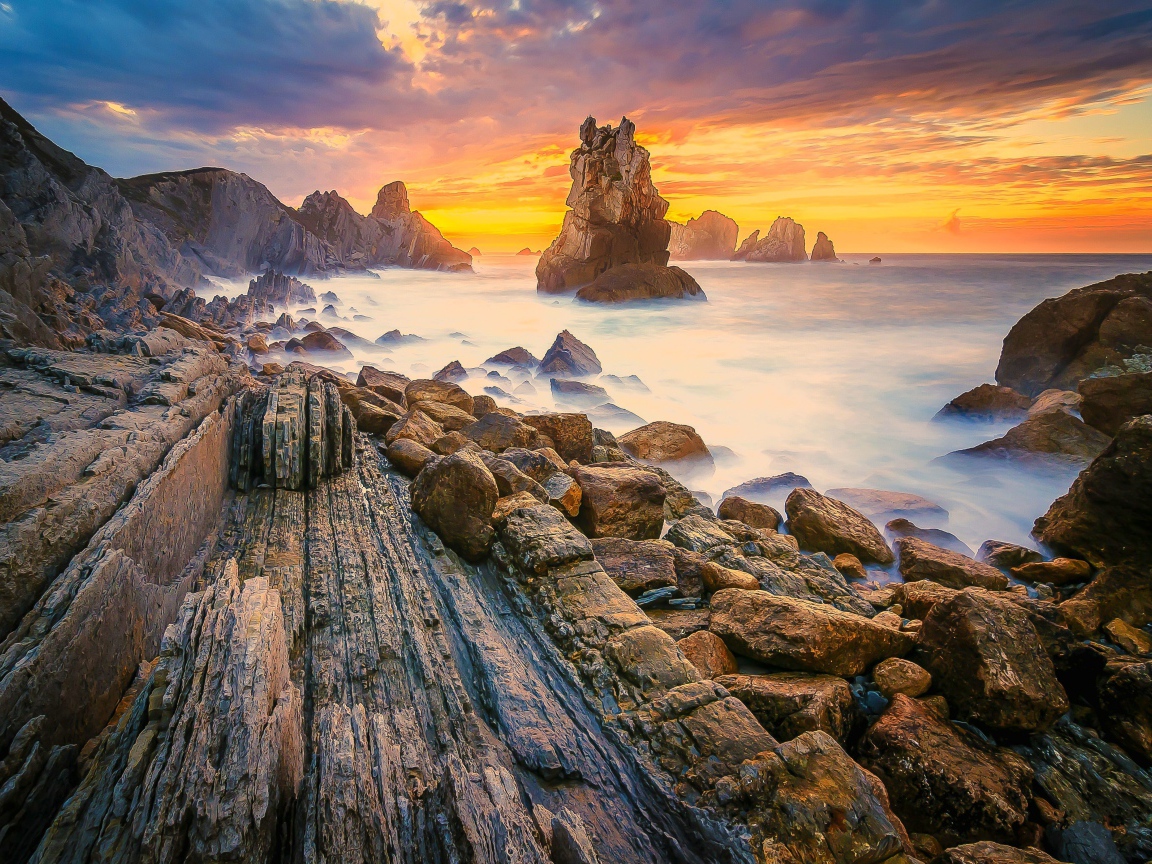 Скалы на берегу