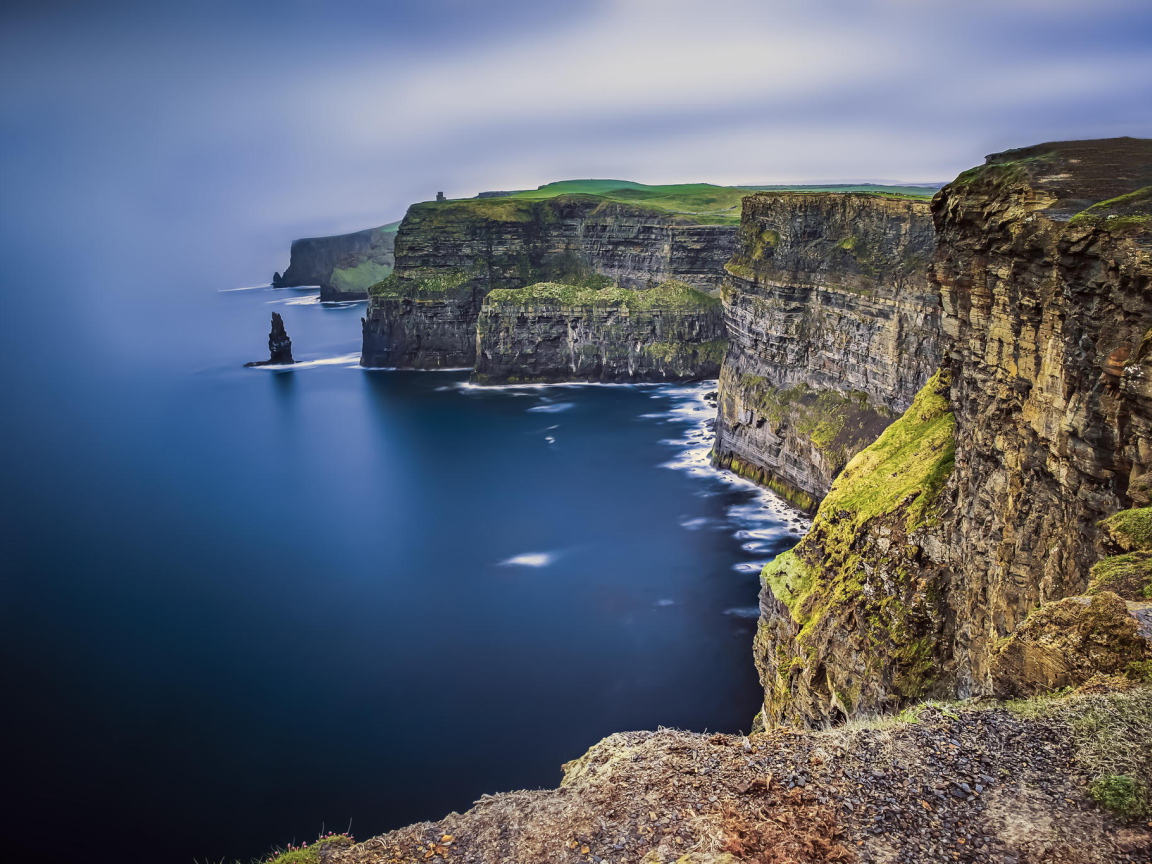 Скалистый морской берег