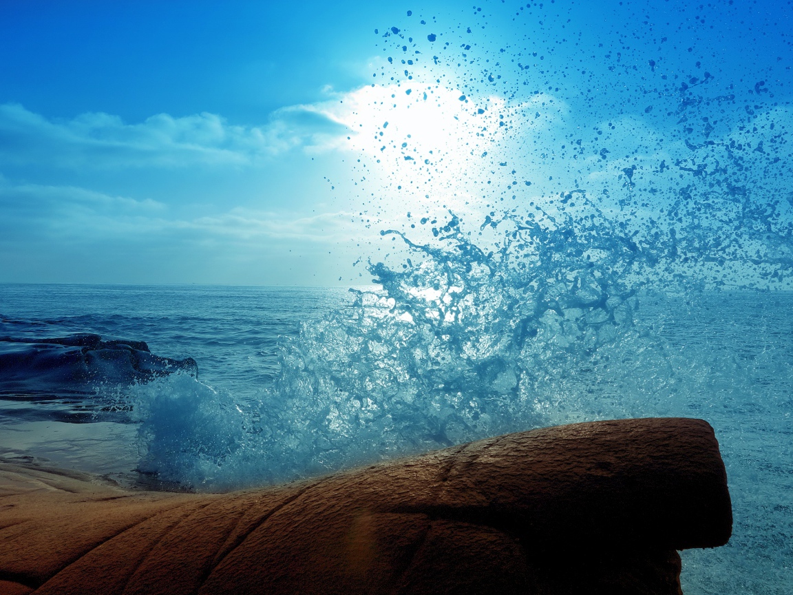 Брызги прибоя у берега