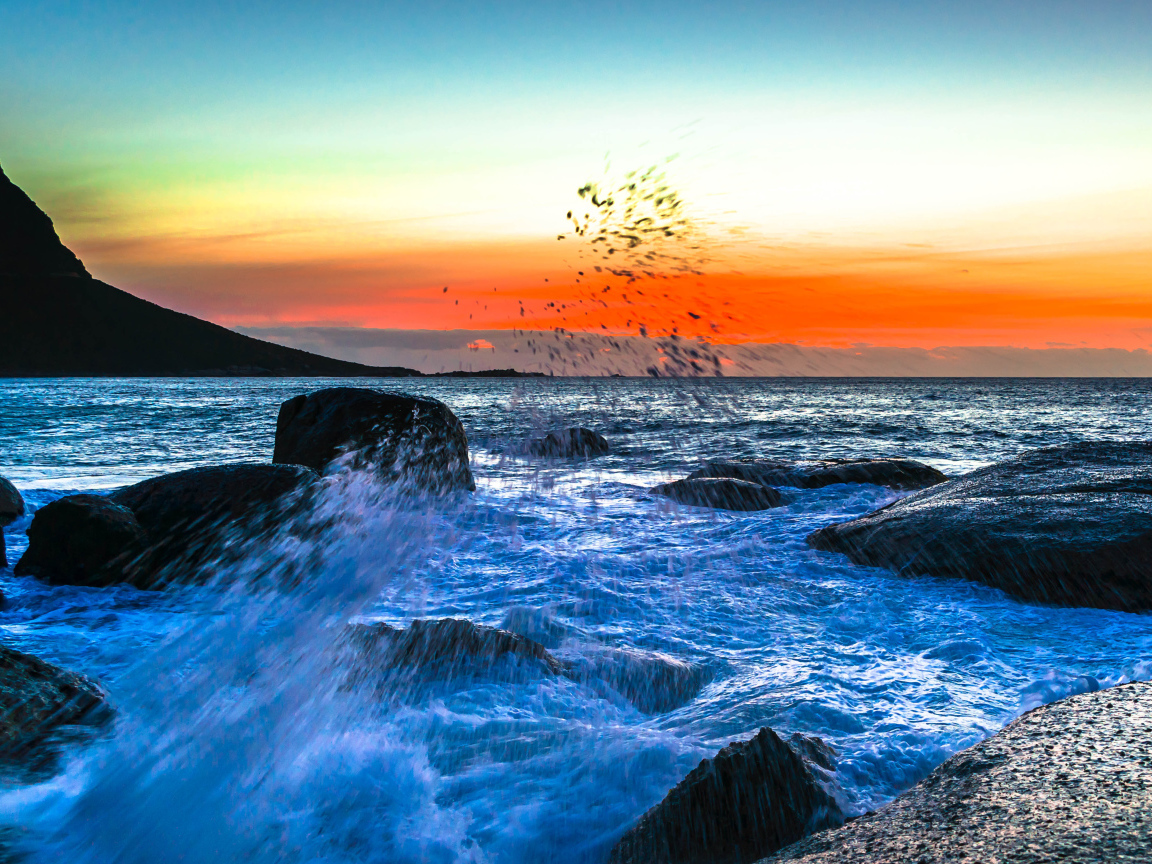 Закат над морским заливом