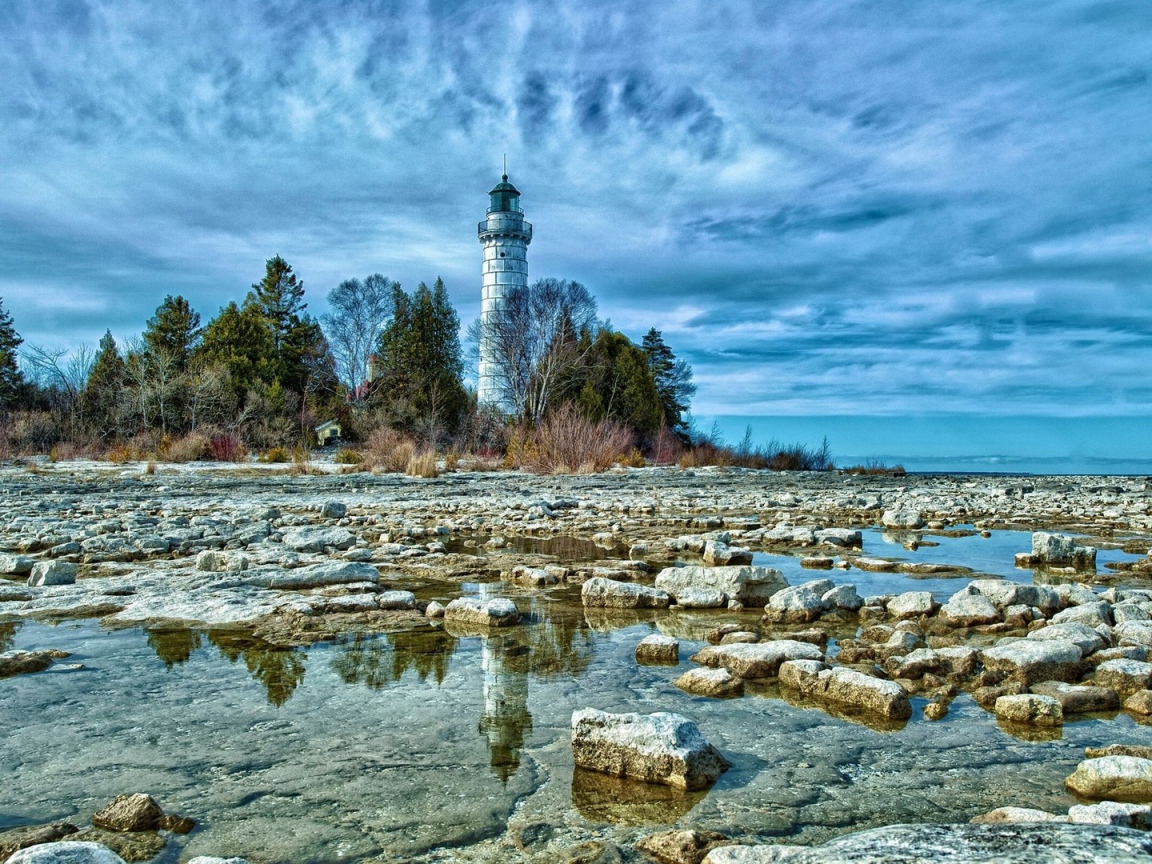 Каменный берег с маяком